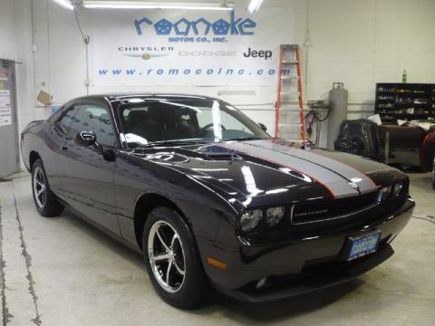 Brilliant Black Crystal Pearl Dodge Challenger SE.  Click to enlarge.