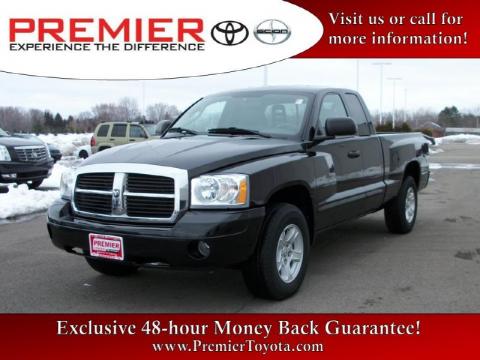 Brilliant Black Crystal Pearl Dodge Dakota SLT Club Cab.  Click to enlarge.