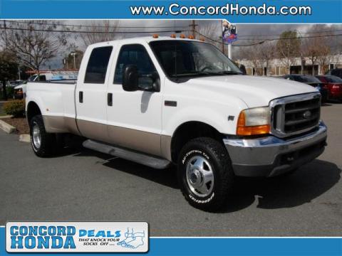 Oxford White Ford F350 Super Duty Lariat Crew Cab 4x4 Dually.  Click to enlarge.