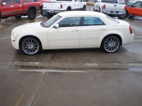 Cool Vanilla Chrysler 300 Touring.  Click to enlarge.