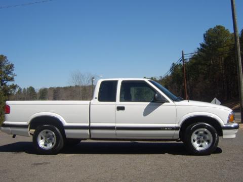 Summit White Chevrolet S10 LS Extended Cab.  Click to enlarge.