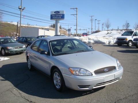 Silver Frost Metallic Ford Taurus SE.  Click to enlarge.