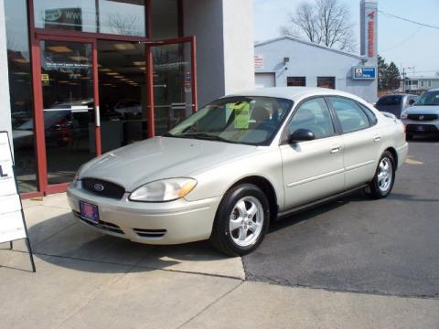 Silver Frost Metallic Ford Taurus SE.  Click to enlarge.