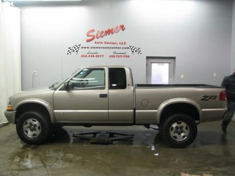 Light Pewter Metallic Chevrolet S10 LS Extended Cab 4x4.  Click to enlarge.