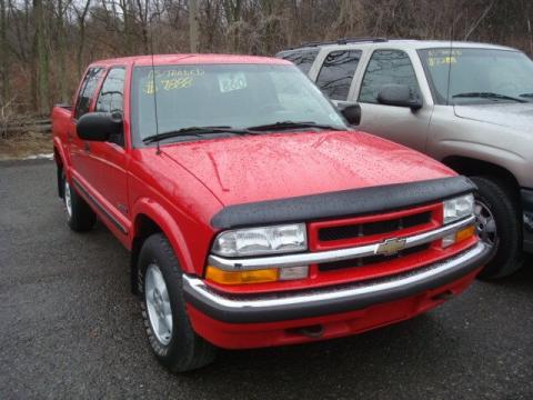 Victory Red Chevrolet S10 LS Crew Cab 4x4.  Click to enlarge.