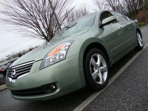 Metallic Jade Nissan Altima 3.5 SE.  Click to enlarge.