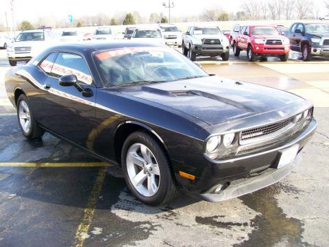 Brilliant Black Crystal Pearl Coat Dodge Challenger SE.  Click to enlarge.