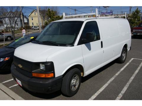 Summit White Chevrolet Express 1500 Cargo Van.  Click to enlarge.