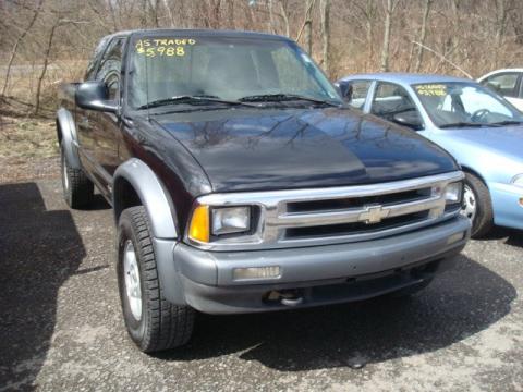 Onyx Black Chevrolet S10 LS Extended Cab 4x4.  Click to enlarge.