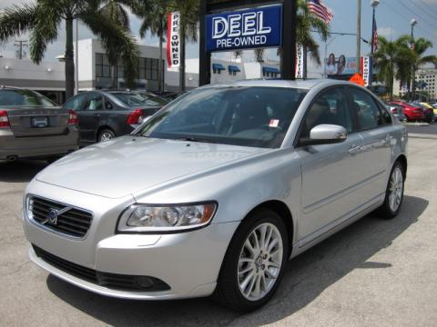 Silver Metallic Volvo S40 2.4i.  Click to enlarge.