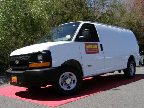 Summit White Chevrolet Express 2500 Cargo Van.  Click to enlarge.