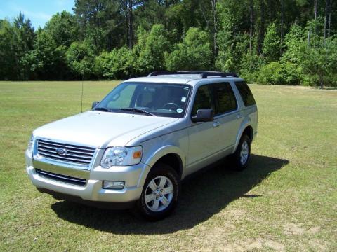 Brilliant Silver Metallic Ford Explorer XLT.  Click to enlarge.