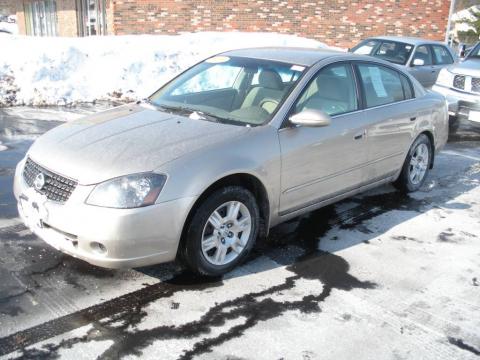 Coral Sand Metallic Nissan Altima 2.5 S.  Click to enlarge.