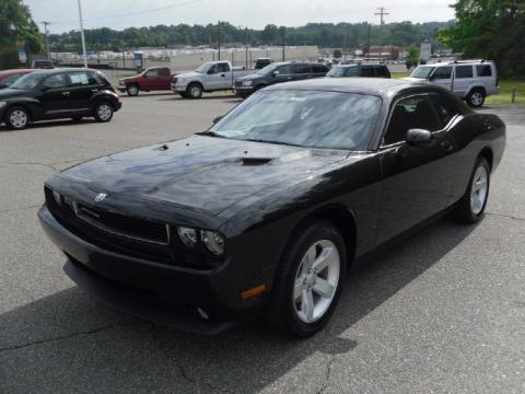 Brilliant Black Crystal Pearl Dodge Challenger SE.  Click to enlarge.