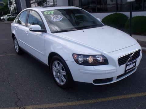 Ice White Volvo S40 2.4i.  Click to enlarge.