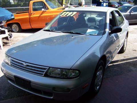 Platinum Metallic Nissan Altima GXE.  Click to enlarge.