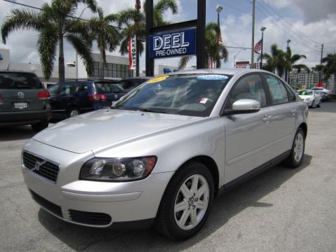 Silver Metallic Volvo S40 2.4i.  Click to enlarge.