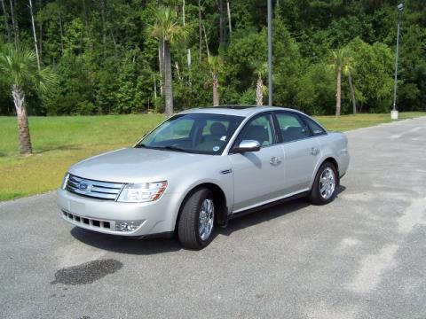 Brilliant Silver Metallic Ford Taurus Limited.  Click to enlarge.