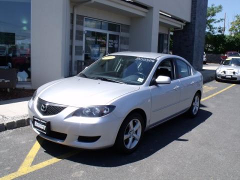 Sunlight Silver Metallic Mazda MAZDA3 i Sedan.  Click to enlarge.