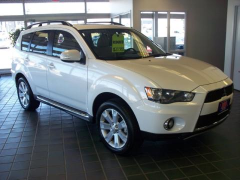 Diamond White Pearl 2010 Mitsubishi Outlander SE 4WD with Beige interior Diamond White Pearl 2010 Mitsubishi Outlander SE 4WD with Beige interior