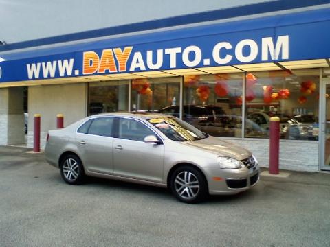 Wheat Beige Metallic Volkswagen Jetta 2.5 Sedan.  Click to enlarge.