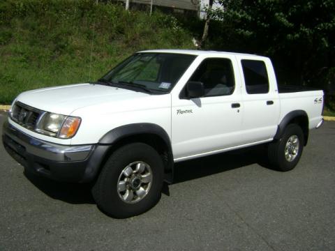 Cloud White Nissan Frontier XE Crew Cab 4x4.  Click to enlarge.