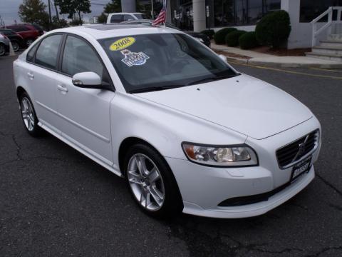 Ice White Volvo S40 T5.  Click to enlarge.