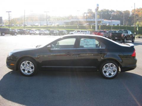 Tuxedo Black Metallic Ford Fusion SE.  Click to enlarge.