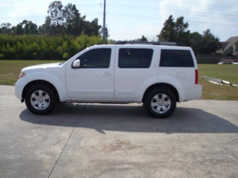 Avalanche White Nissan Pathfinder LE.  Click to enlarge.