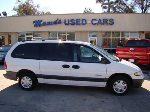 Bright White Plymouth Grand Voyager SE.  Click to enlarge.