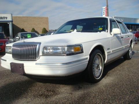 Performance White Lincoln Town Car Signature.  Click to enlarge.