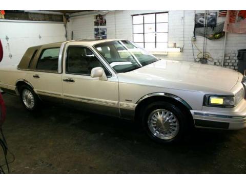 Ivory Pearl Tri-Coat Lincoln Town Car Signature.  Click to enlarge.