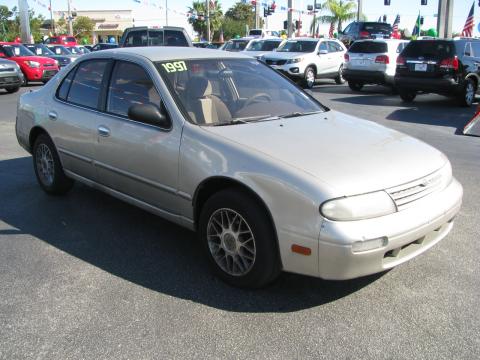 Platinum Metallic Nissan Altima GXE.  Click to enlarge.