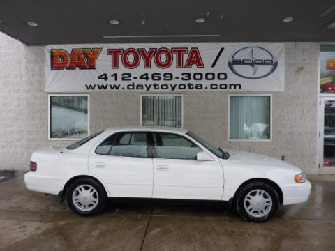 Super White Toyota Camry XLE V6 Sedan.  Click to enlarge.