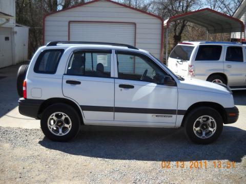 White Chevrolet Tracker 4x4.  Click to enlarge.