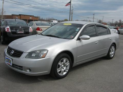 Sheer Silver Metallic Nissan Altima 2.5 S.  Click to enlarge.