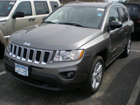 Mineral Gray Metallic Jeep Compass 2.4.  Click to enlarge.