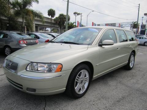 Lunar Gold Metallic Volvo V70 2.5T.  Click to enlarge.