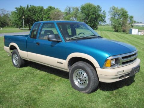 Bright Teal Metallic Chevrolet S10 LS Extended Cab 4x4.  Click to enlarge.