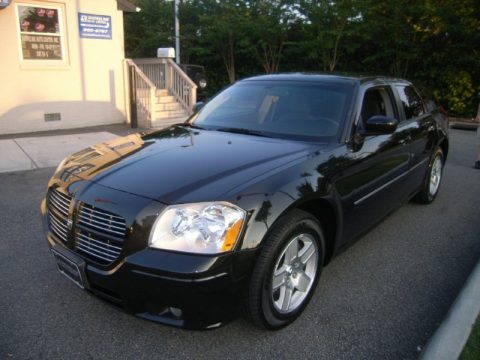 Brilliant Black Crystal Pearl Dodge Magnum SXT.  Click to enlarge.