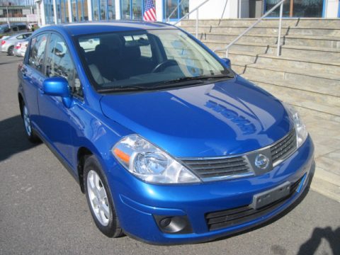 Sapphire Blue Nissan Versa 1.8 SL Hatchback.  Click to enlarge.