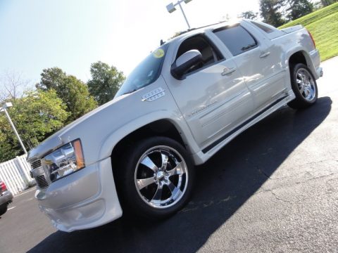 White Diamond Tricoat Chevrolet Avalanche LTZ 4x4.  Click to enlarge.