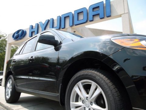 Phantom Black Metallic Hyundai Santa Fe SE.  Click to enlarge.