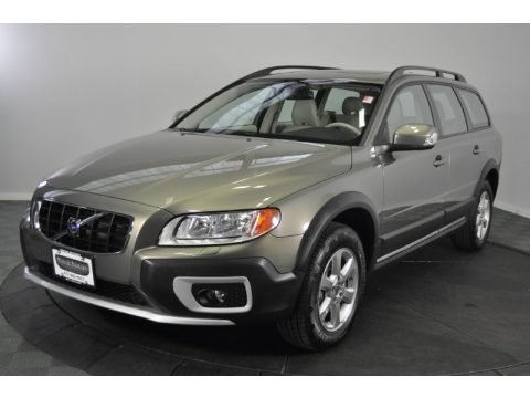 Caper Green Metallic Volvo XC70 3.2 AWD.  Click to enlarge.