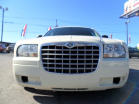 Cool Vanilla Chrysler 300 .  Click to enlarge.