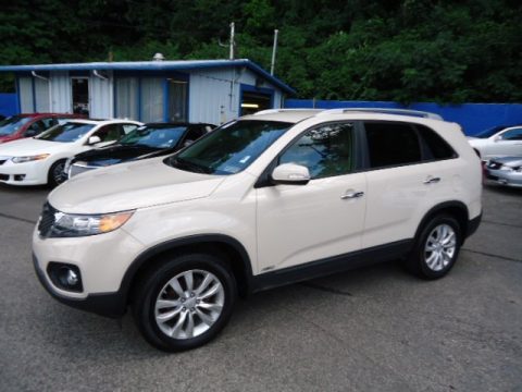 White Sand Beige Kia Sorento EX AWD.  Click to enlarge.