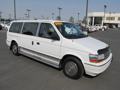Bright White Plymouth Grand Voyager SE.  Click to enlarge.
