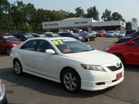 Super White Toyota Camry SE.  Click to enlarge.