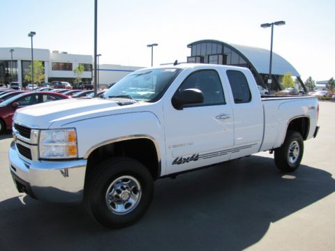 Summit White Chevrolet Silverado 2500HD LT Extended Cab 4x4.  Click to enlarge.
