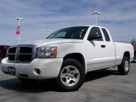 Bright White Dodge Dakota SLT Club Cab.  Click to enlarge.